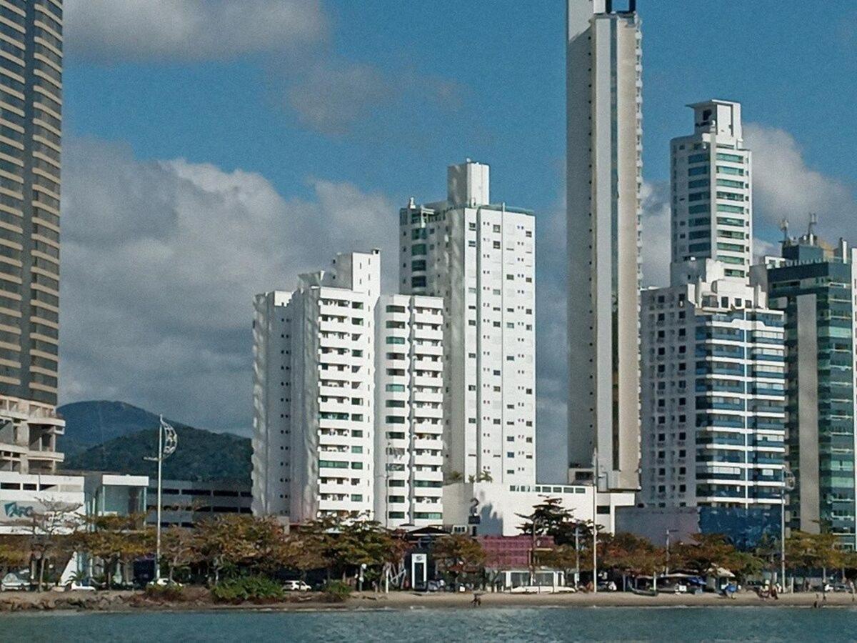 3 Suites Linda Vista Da Orla De Bc A 50M Da Praia - Somente Familiares Balneario Camboriu Ngoại thất bức ảnh