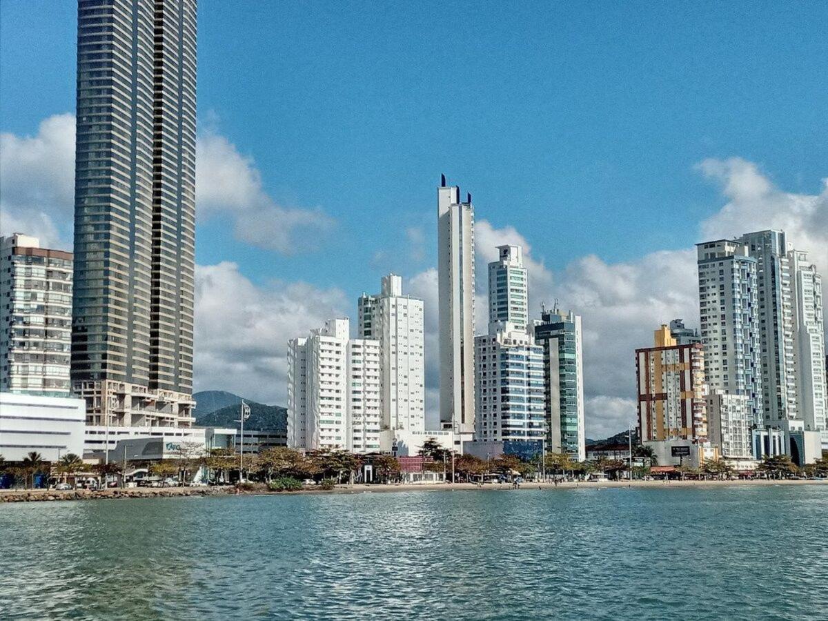 3 Suites Linda Vista Da Orla De Bc A 50M Da Praia - Somente Familiares Balneario Camboriu Ngoại thất bức ảnh